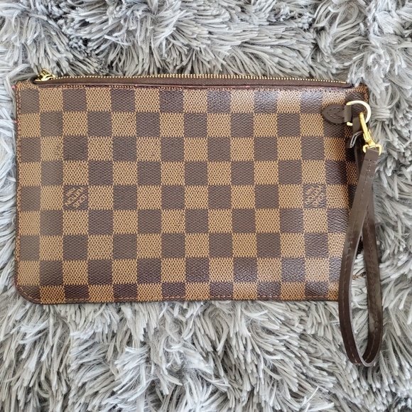 Louis Vuitton - Picture 1 of 4